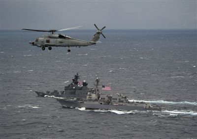 2011年1月10日，美國(guó)海軍驅(qū)逐艦與日本海上自衛(wèi)隊(duì)“鞍馬”號(hào)驅(qū)逐艦在日本長(zhǎng)崎縣附近海域舉行聯(lián)合海上演習(xí)。資料圖片