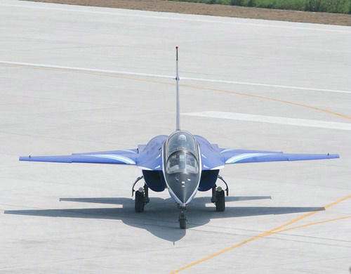 資料圖：中國(guó)L-15高級(jí)教練機(jī)使用的是烏克蘭制AI-222發(fā)動(dòng)機(jī)。