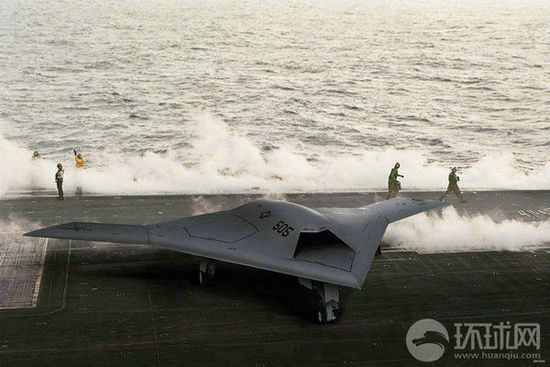 資料圖：X-47B無人機(jī)在林肯號(hào)航母上進(jìn)行系統(tǒng)連接測試。