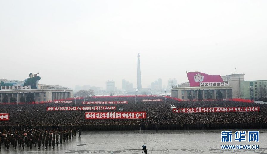 平壤數(shù)萬軍民慶?！肮饷餍?號”衛(wèi)星發(fā)射成功