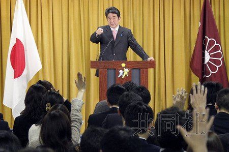 12月17日，日本自民黨總裁安倍晉三17日在黨總部會見記者，表示考慮與日本維新會和眾人之黨攜手修改憲法。