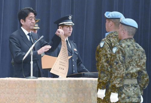 20日，日本首相安倍晉三向回國的戈蘭高地維和自衛(wèi)隊遞交政府獎狀。安倍在儀式上稱，近年“日本周邊的安全保障環(huán)境更加嚴峻”，為此將修改《防衛(wèi)計劃大綱》，進一步加強日美同盟。