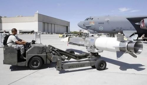 資料圖：美軍嘗試將“X-51 Wave Rider”飛行器掛在一架“B-52”轟炸機(jī)下，發(fā)射升空。
