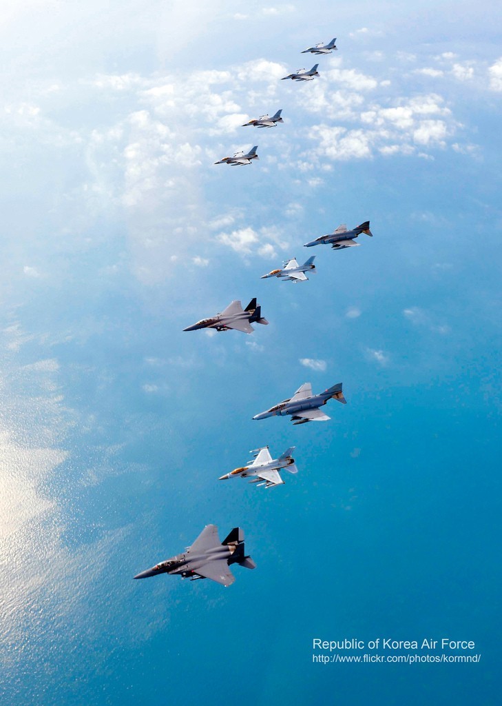 圖為韓空軍KF-16戰(zhàn)機、F-4戰(zhàn)機、F-15K兩代三型戰(zhàn)機編隊升空練作戰(zhàn)。