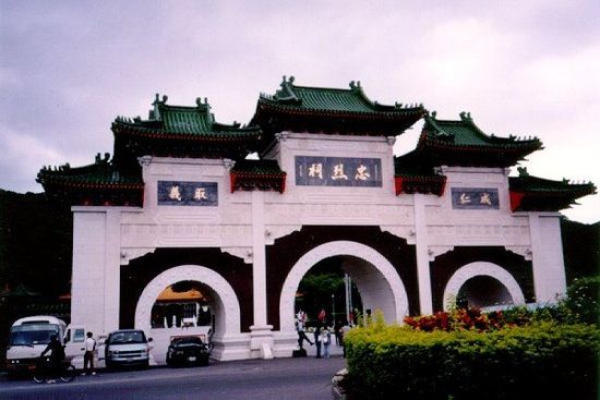 位于臺(tái)北的忠烈祠供奉著從孫中山革命，到抗日戰(zhàn)爭(zhēng)，解放戰(zhàn)爭(zhēng)所有陣亡國(guó)民黨士兵的靈位。