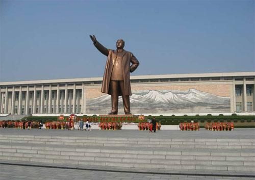 韓國稱或利用導(dǎo)彈對平壤等大城市的金日成、金正日銅像進(jìn)行精密打擊