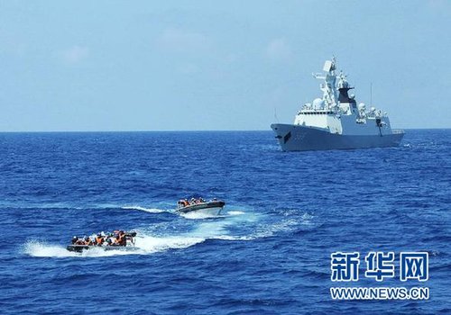 3月28日，十余名臨檢拿捕隊(duì)員從玉林艦出發(fā)，乘小艇駛向模擬可疑商船的艦只。