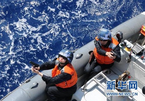 　3月28日，十余名臨檢拿捕隊(duì)員乘小艇駛至模擬可疑商船下方水面。