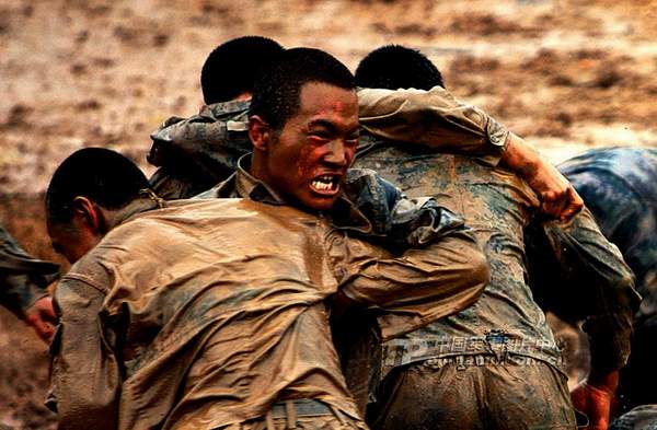 資料圖：濟(jì)南軍區(qū)某部特種兵魔鬼訓(xùn)練。