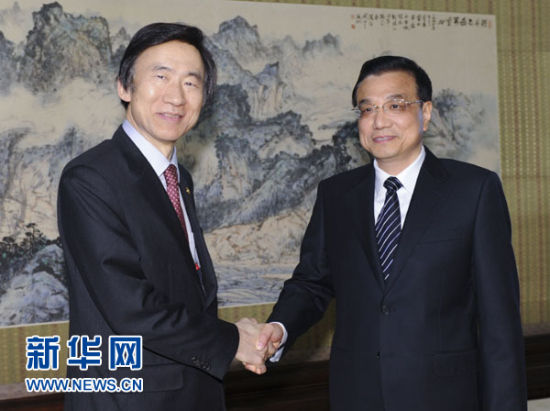 　 4月24日，中國國務(wù)院總理李克強(qiáng)在北京中南海紫光閣會見來訪的韓國外交部長官尹炳世。新華社記者謝環(huán)馳攝