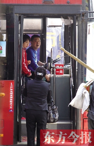 梅麗手持殘疾人證等車時(shí)，多次被司機(jī)婉言謝絕