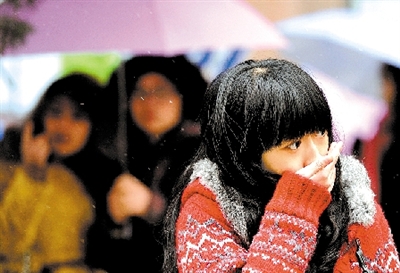 大學(xué)路附近，一位美女冷得縮起脖子。 晚報(bào)記者 馬健 圖