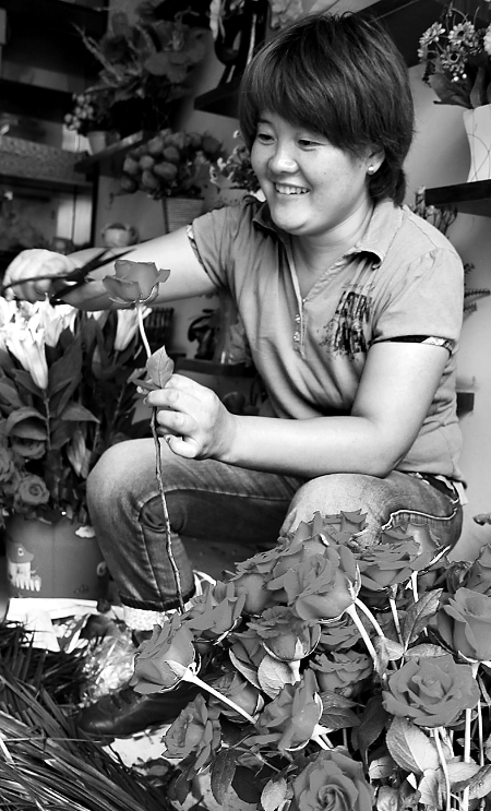 8月21日，內(nèi)黃縣一家鮮花店的工作人員正在包裝鮮花。