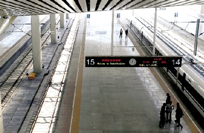 停在站臺上開往武漢的客車已按時發(fā)車試運行。