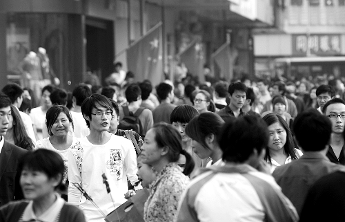 8天長(zhǎng)假中，逛街購(gòu)物的人數(shù)激增，鄭州市德化步行街上“人潮洶涌” 河南商報(bào)記者 王春勝/攝