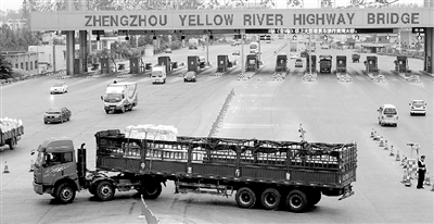 一輛6軸大貨車被路政人員勸阻后，掉頭返回