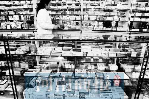 　鄭州不少藥店，也會(huì)把價(jià)格低的藥品放下層，價(jià)格高的放在醒目位置