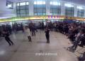 火車站候車大廳紅歌快閃迎國慶！百人互動，震撼現(xiàn)場嗨翻天！
