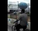 開掛民族騎車頭頂煤氣罐，原地耍酷 腳不離車 飄逸