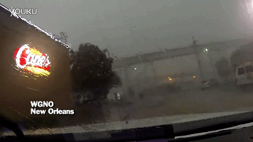 好可怕！大風(fēng)把火車從橋上吹了下來