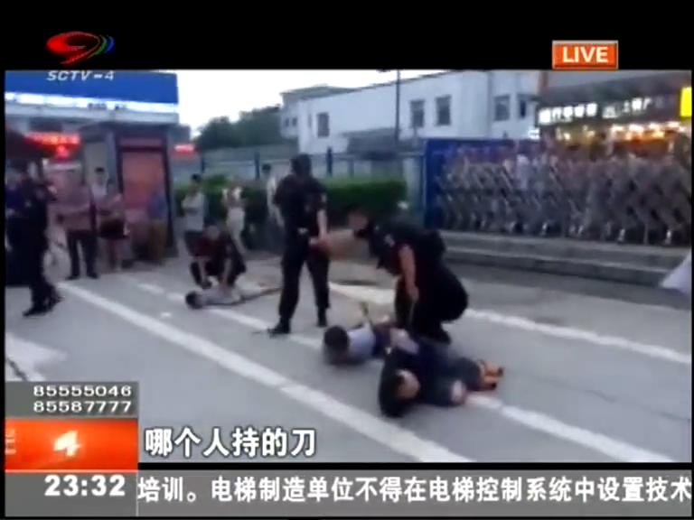 實(shí)拍特警26秒處置火車(chē)站持刀追砍事件