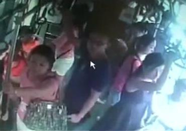 鄭州眼鏡男公交車(chē)猥褻4女性無(wú)人制止