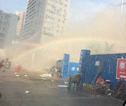 鄭州經三路農業(yè)路口熱力管道爆裂 水噴有四層樓高