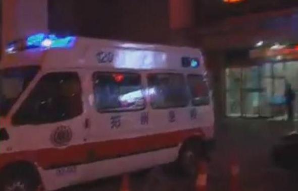 女兒不救父親，鄰居很憤怒