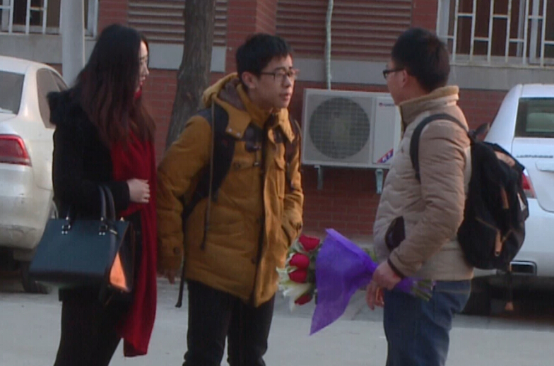 美女請(qǐng)你假裝其男友拒絕追求者，你會(huì)怎么辦？