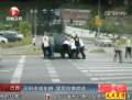 實拍司機(jī)違規(guī)停車遭數(shù)位猛男抬走