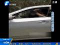 懸！山路上情侶邊開(kāi)車邊親熱