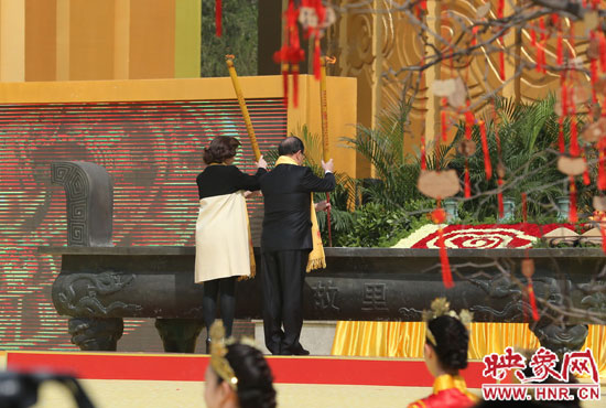 中國國民黨副主席蔣孝嚴(yán)及其夫人凈手上香 。映象網(wǎng)記者 邵恰 攝