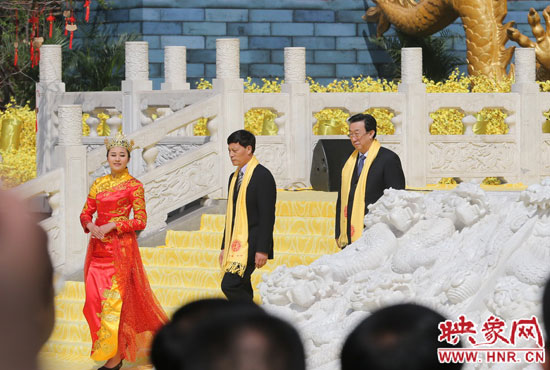 　河南省委書記、省人大常委會主任郭庚茂，河南省省長謝伏瞻敬獻(xiàn)花籃。映象網(wǎng)記者 邵恰 攝