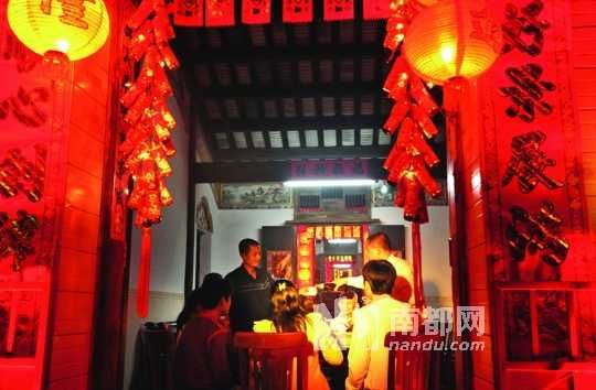 　　海口人把除夕的年夜飯稱為“吃圍爐”。