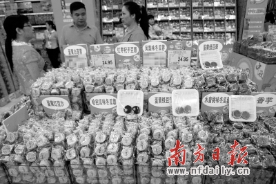 散裝月餅因其實(shí)惠的價(jià)格、豐富的口味而受到市民的青睞。
