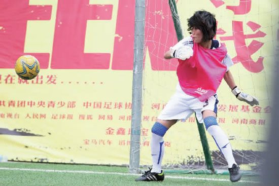 范運(yùn)杰客串門將，才止住了本方連續(xù)丟球的頹勢