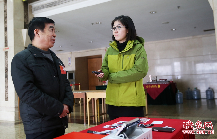 會(huì)議間隙采訪代表。
