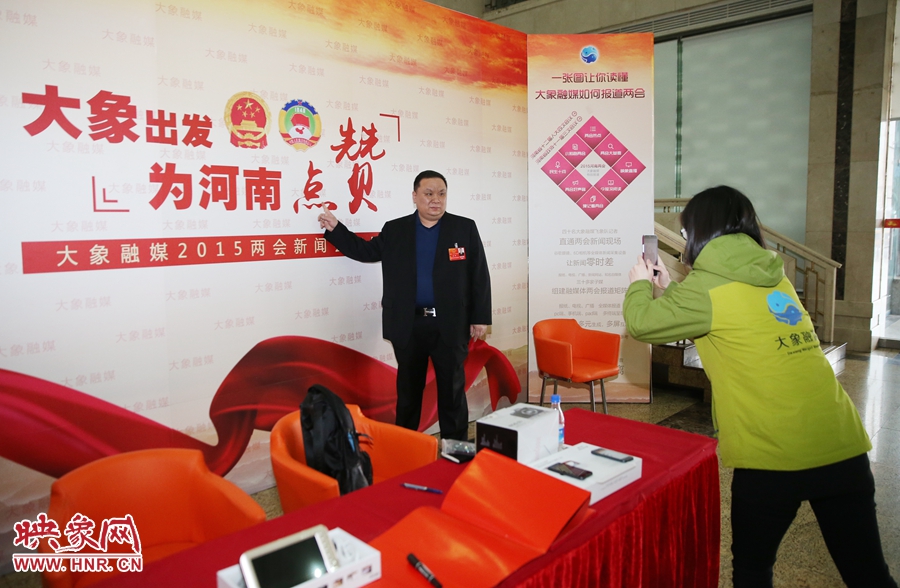 幫代表在大象融媒新聞會(huì)客廳留影拍照。