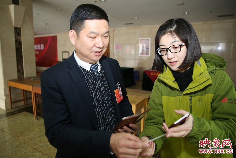 幫代表使用大象融媒映象網(wǎng)微信打印機(jī)現(xiàn)場(chǎng)打印照片。