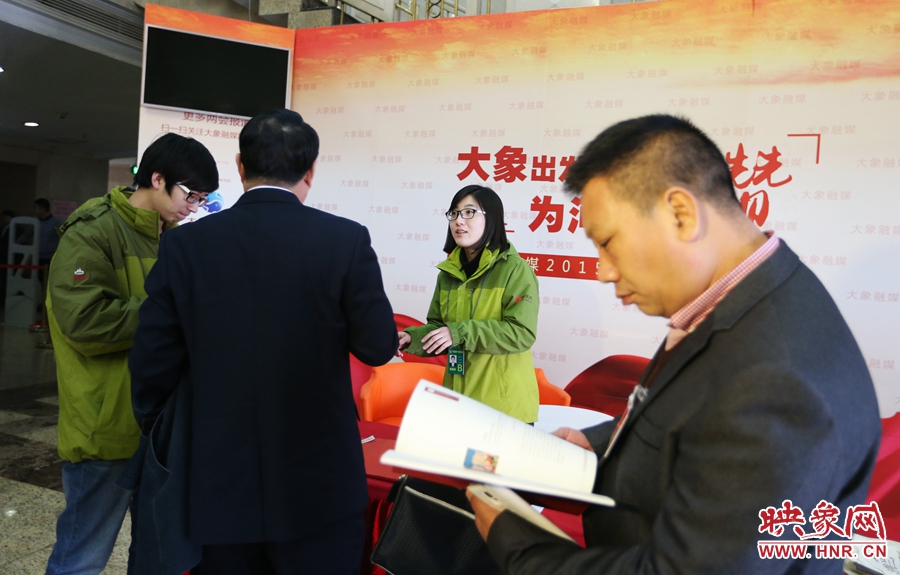 向代表、委員講解大象融媒旗下出品的新聞產(chǎn)品。