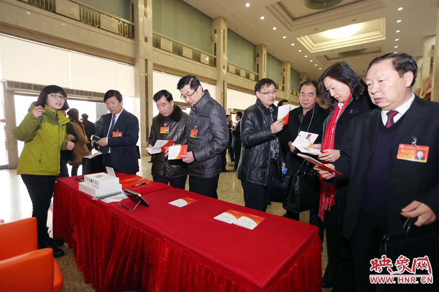 向代表、委員講解大象融媒旗下出品的新聞產(chǎn)品。
