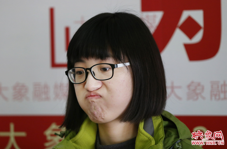 偶爾來(lái)個(gè)這樣的表情，算是放松緊張的心情吧！