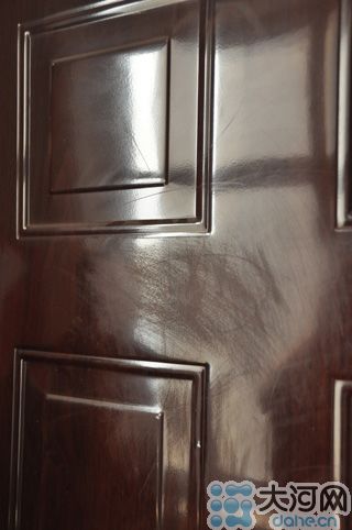 　雖然王先生用砂紙打磨過(guò)，但是“奠字”仍依稀可見(jiàn)