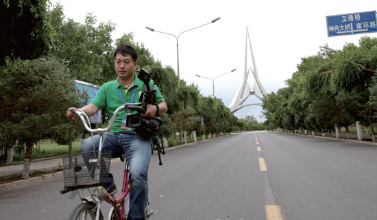 張國超借來自行車“奔赴”報(bào)道現(xiàn)場(chǎng)
