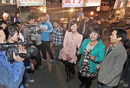 今報讀者“乖乖雁”（左）、“騎士牛仔”（右）和香香一起錄制《香香美食》