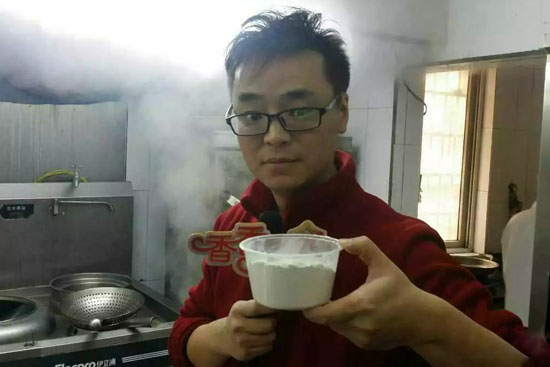 小飛手里端的是什么材料？