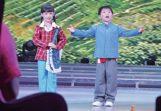 孩子們的表演有模有樣，讓人忍俊不禁