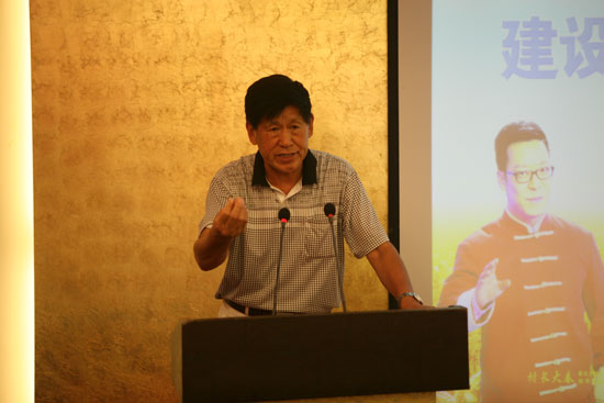 原河南省農(nóng)業(yè)廳副廳長、現(xiàn)任河南省土壤肥料協(xié)會秘書長肖興貴發(fā)表講話