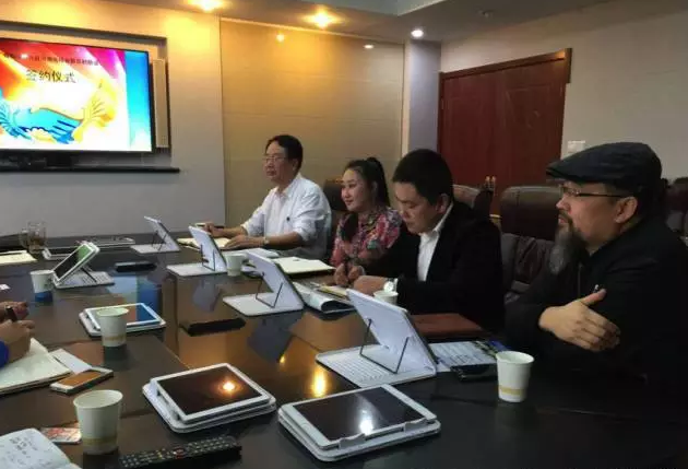 從右至左依次為趙財神，雅購供銷CEO許濤，農團聯(lián)盟創(chuàng)始人王婷。