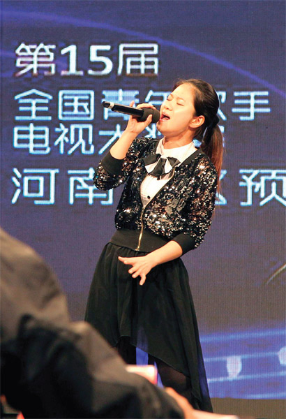 選手們演唱很賣力，要把最好的一面展現(xiàn)給評(píng)委